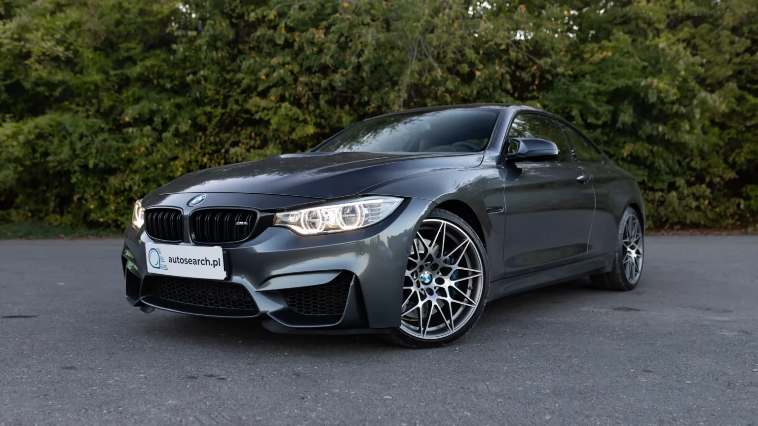 Zdjęcie sylwetki pojazdu BMW M4 generacji F82 w kolorze Mineral Grau