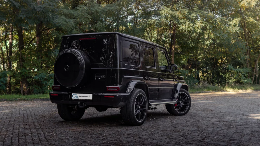Zdjęcie prawego skosu pojazdu Mercedes G63 z 2023 roku w kolorze Czerń Obsydianu