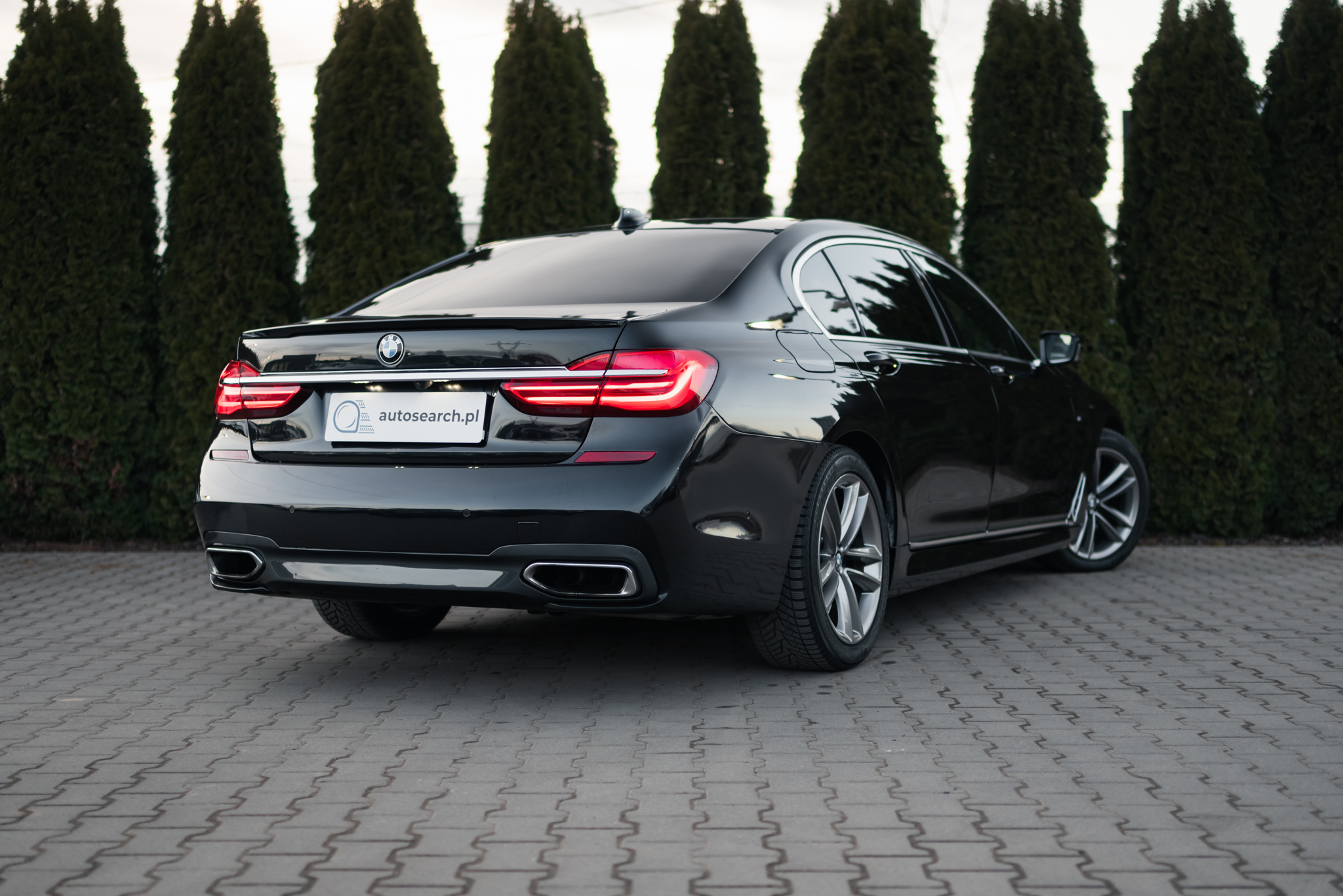 bmw-750li-g12-xdrive-m-sport-sapphire-black-4