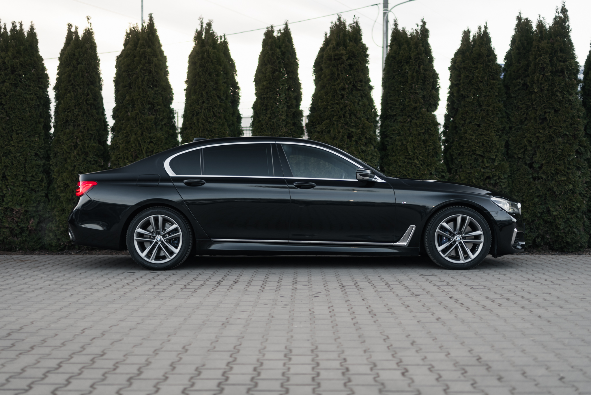 bmw-750li-g12-xdrive-m-sport-sapphire-black-8