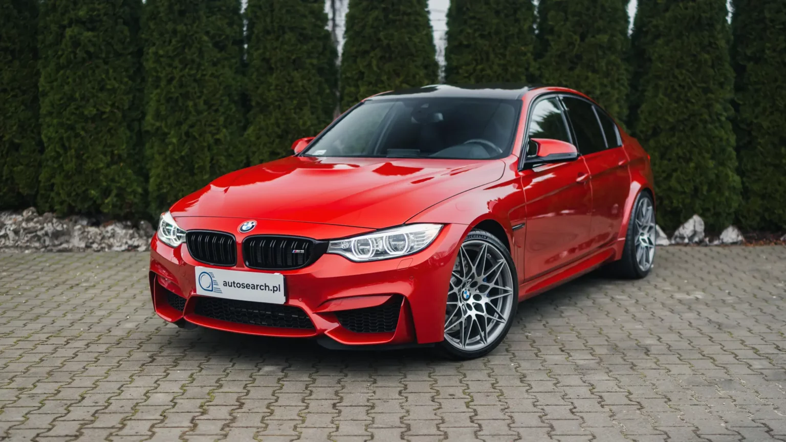 Zdjęcie sylwetki pojazdu BMW M3 Competition generacji F80 w kolorze Sakhir Orange Li Metallic