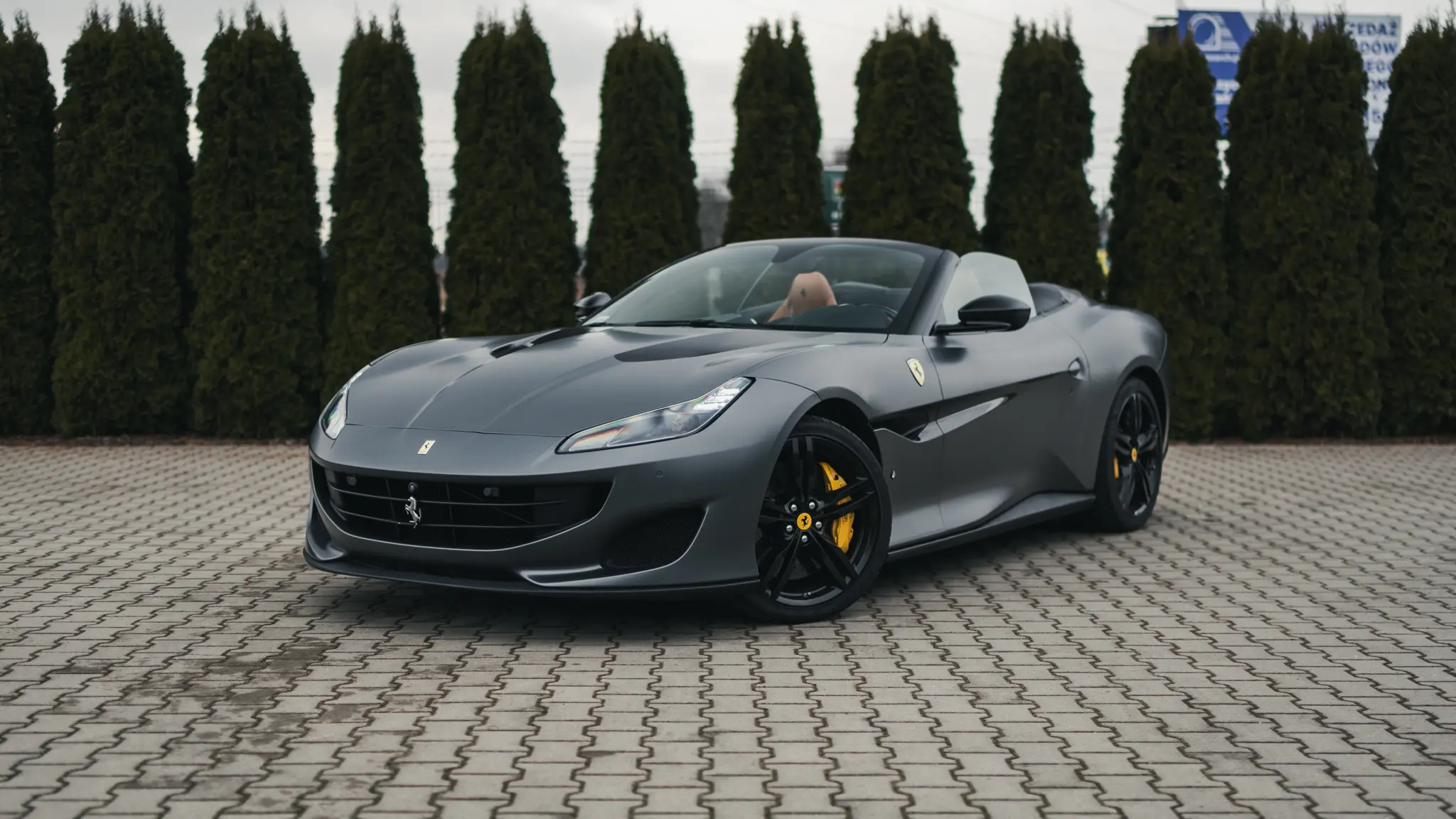 Zdjęcie lewego przodu pojazdu Ferrari Portofino