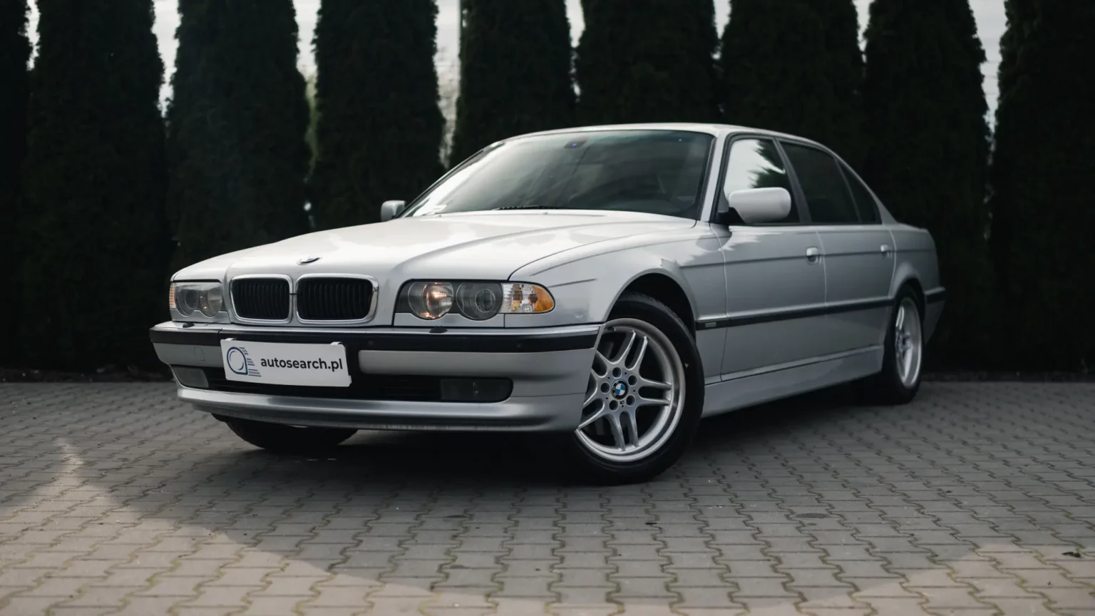 Zdjęcie lewego przodu pojazdu BMW 750iL