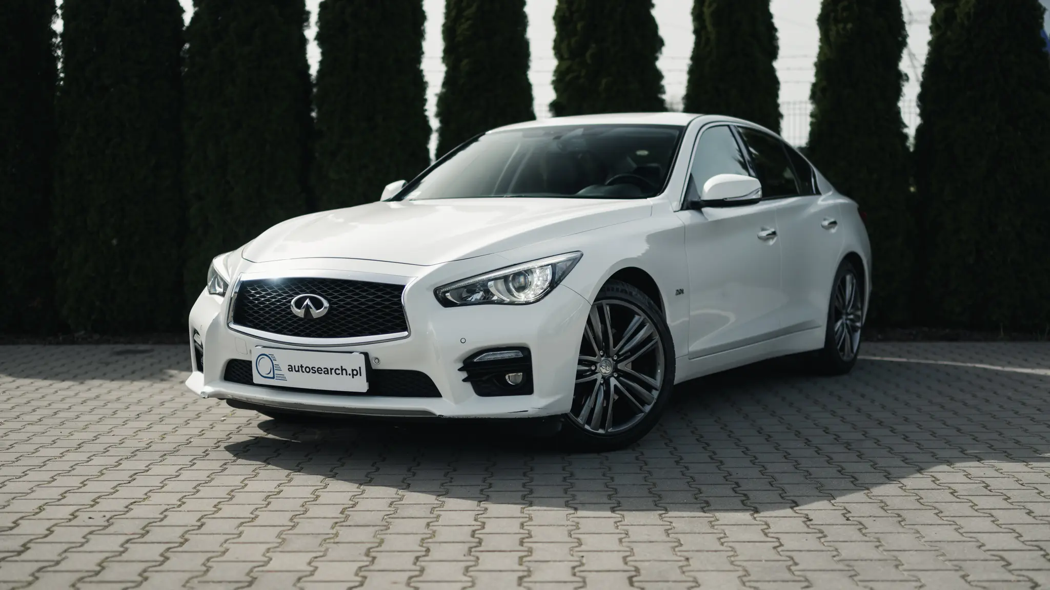 Zdjęcie lewego przodu pojazdu Infiniti Q50