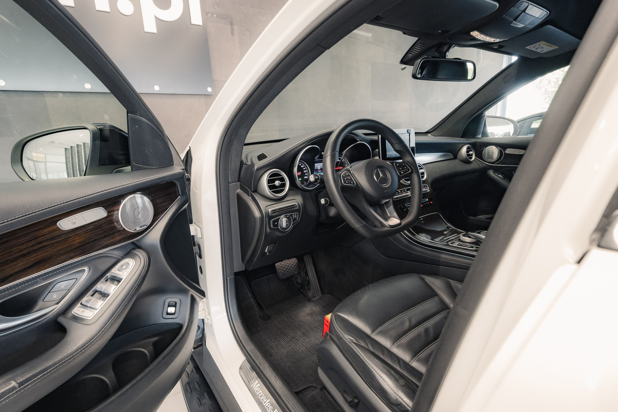 mercedes-benz-glc-220d-coupe-diamond-white-2017-9