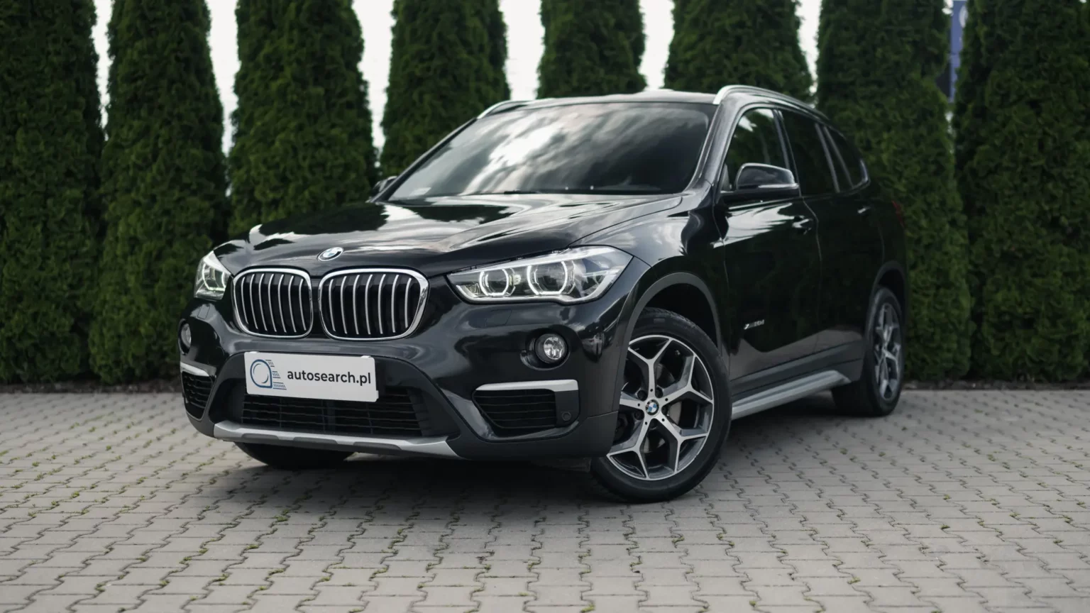 Zdjęcie lewego przodu BMW X1 xDrive20d w kolorze czarnym