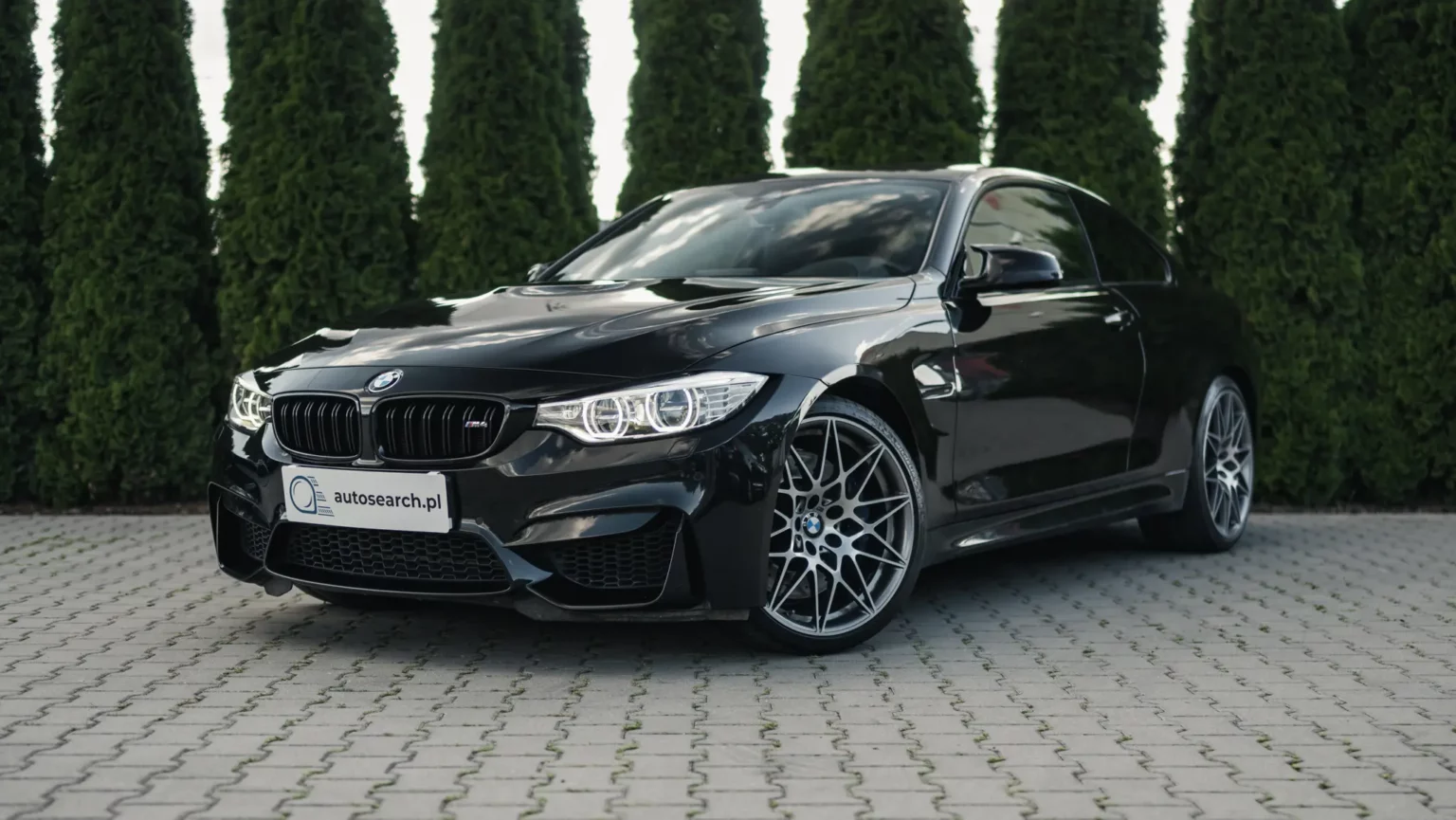 Zdjęcie lewego przodu pojazdu BMW M4 Competition w kolorze czarnym Sapphire