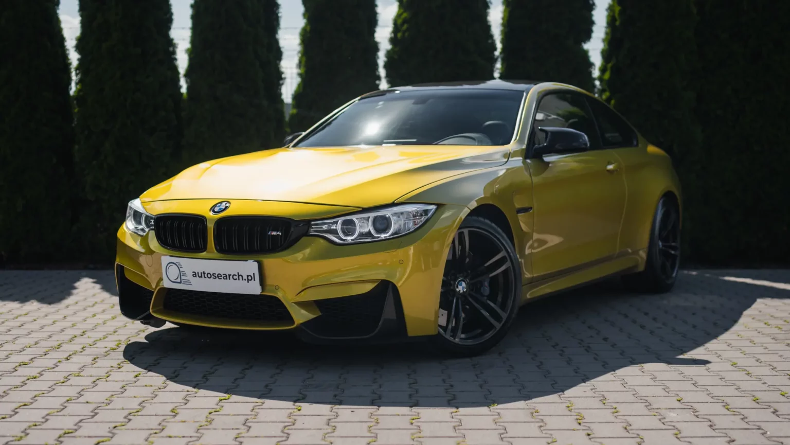 Zdjęcie sylwetki pojazdu BMW M4 generacji F82 w kolorze Austin Yellow