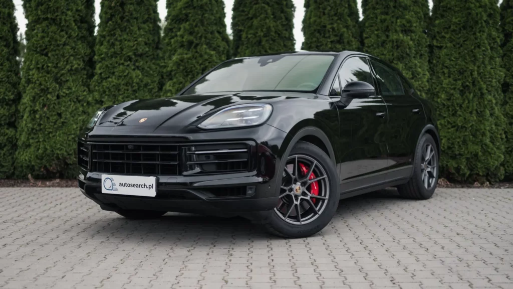 Zdjęcie lewego przodu pojazdu Porsche Cayenne S Coupe w kolorze czarnym