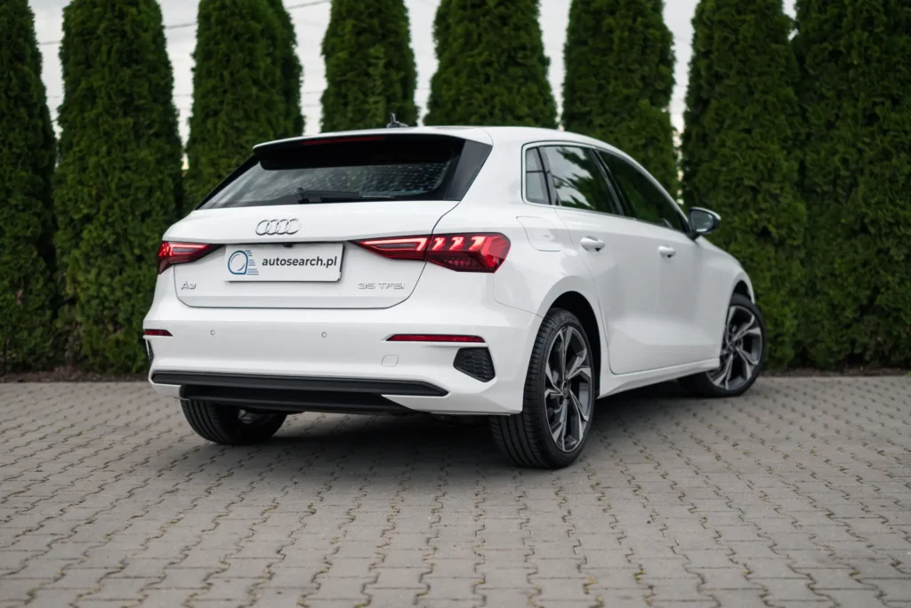 Zdjęcie prawego tyłu pojazdu Audi A3 35 TFSI S Tronic S Line