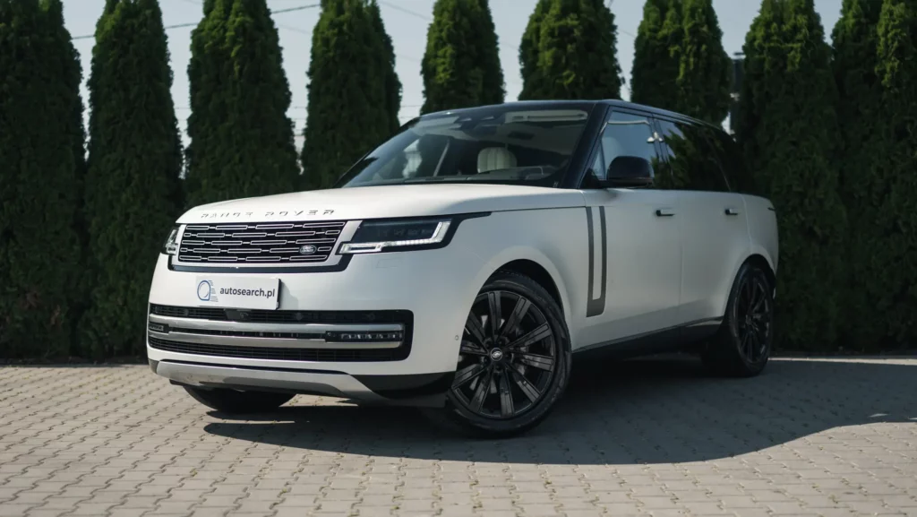Zdjęcie lewego przodu pojazdu Range Rover D300 MHEV w kolorze białym satynowym