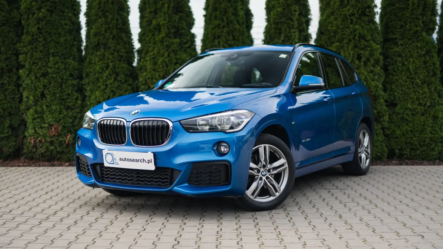 Zdjęcie lewego przodu pojazdu BMW X1 18d M Sport w kolorze Estoril Blue