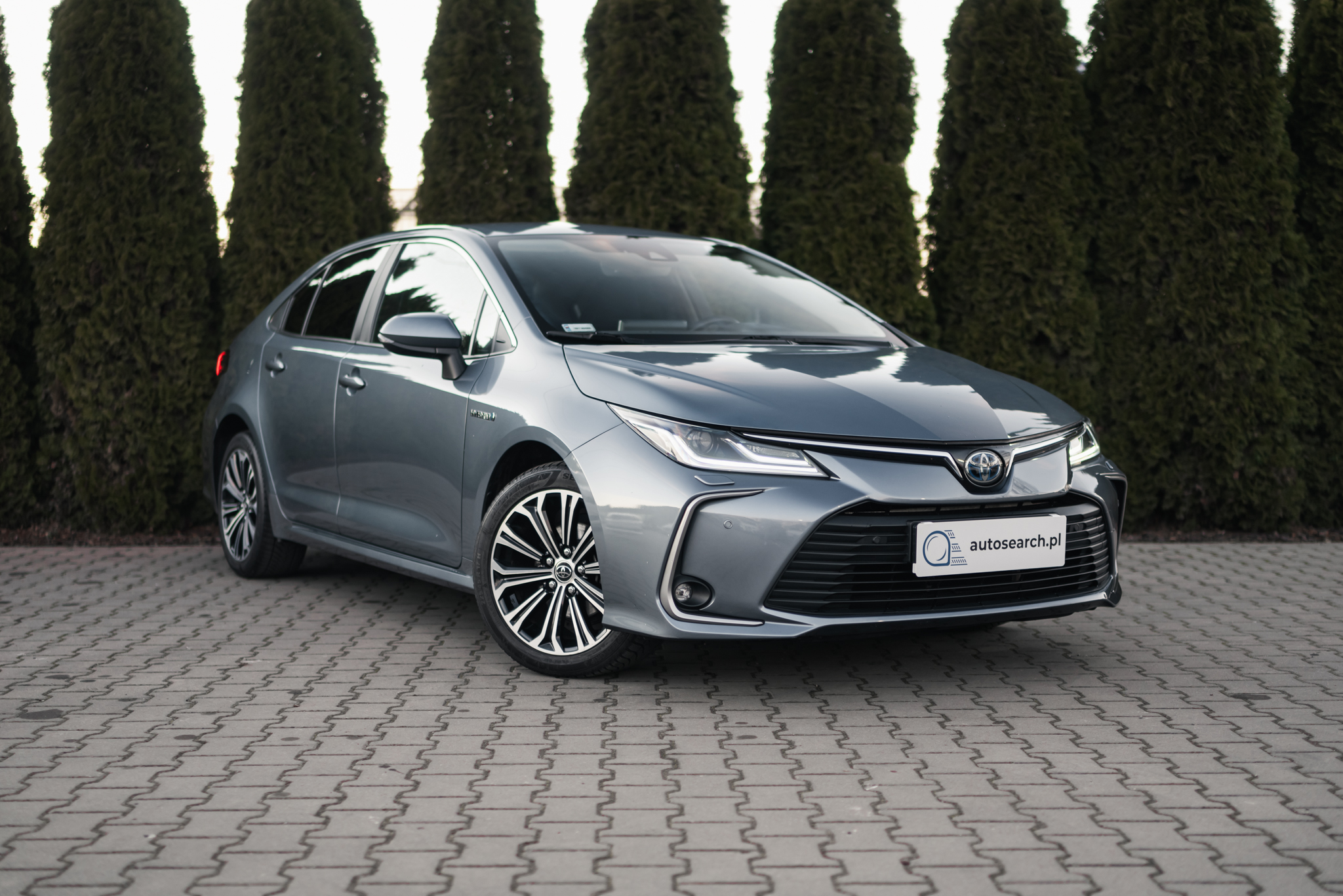 toyota-corolla-sedan-1-8-hybrid-grey-3