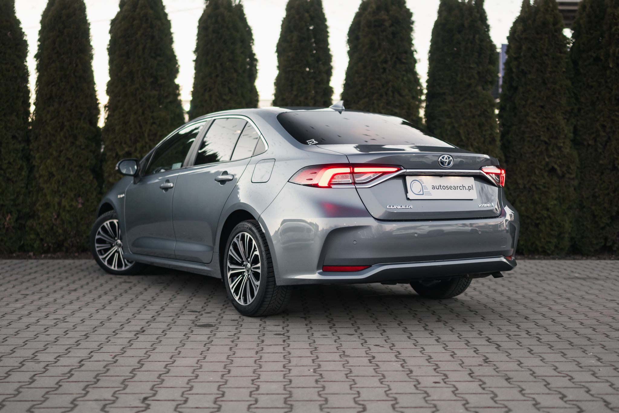 toyota-corolla-sedan-1-8-hybrid-grey-6