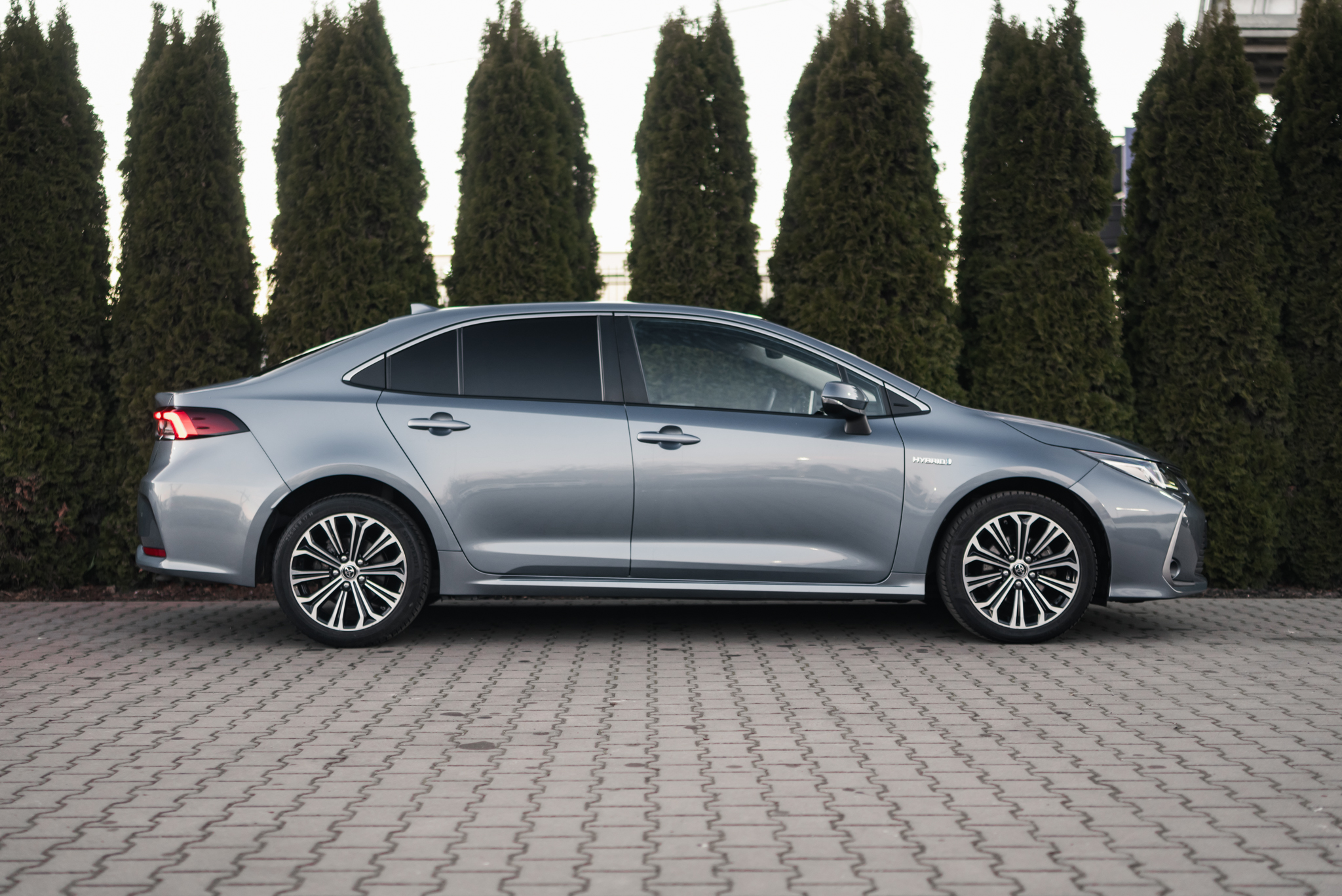 toyota-corolla-sedan-1-8-hybrid-grey-8