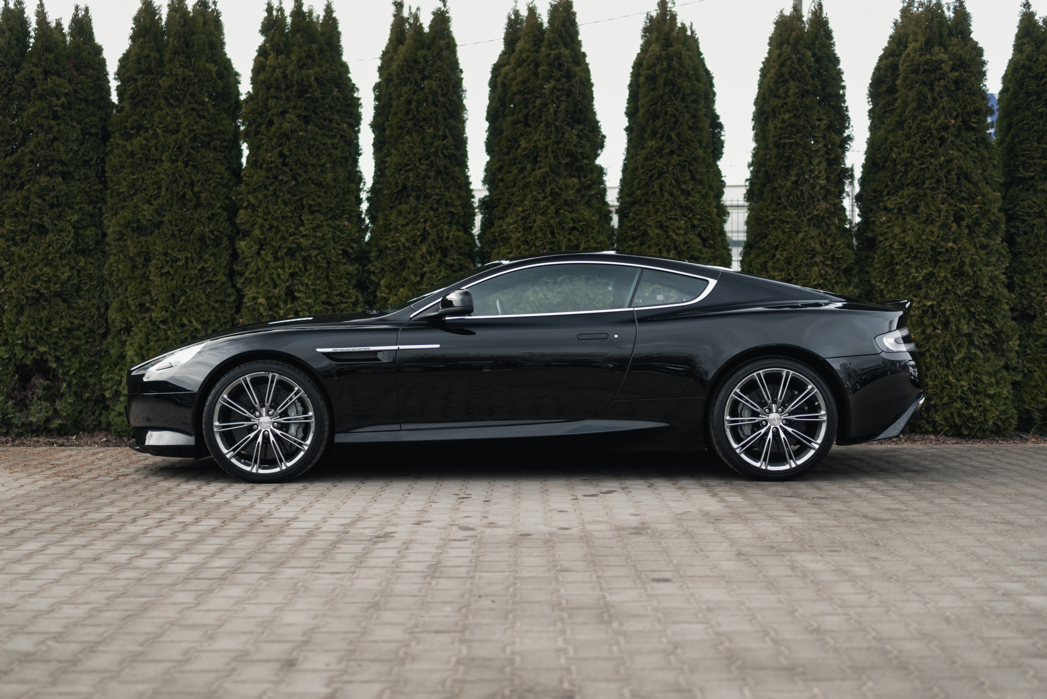 aston-martin-db9-black-7