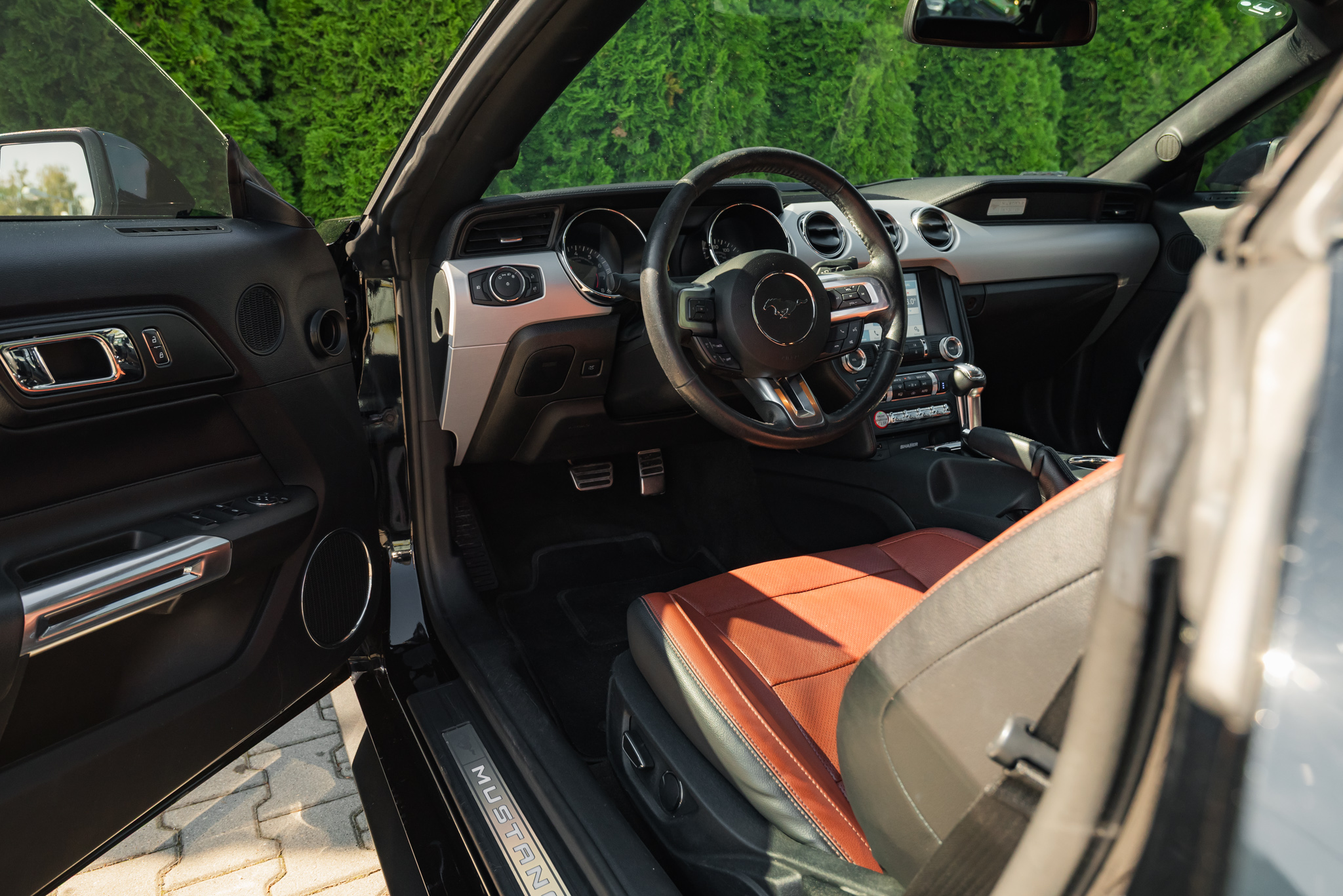 ford-mustang-convertible-2-3-ecoboost-black-2017-9