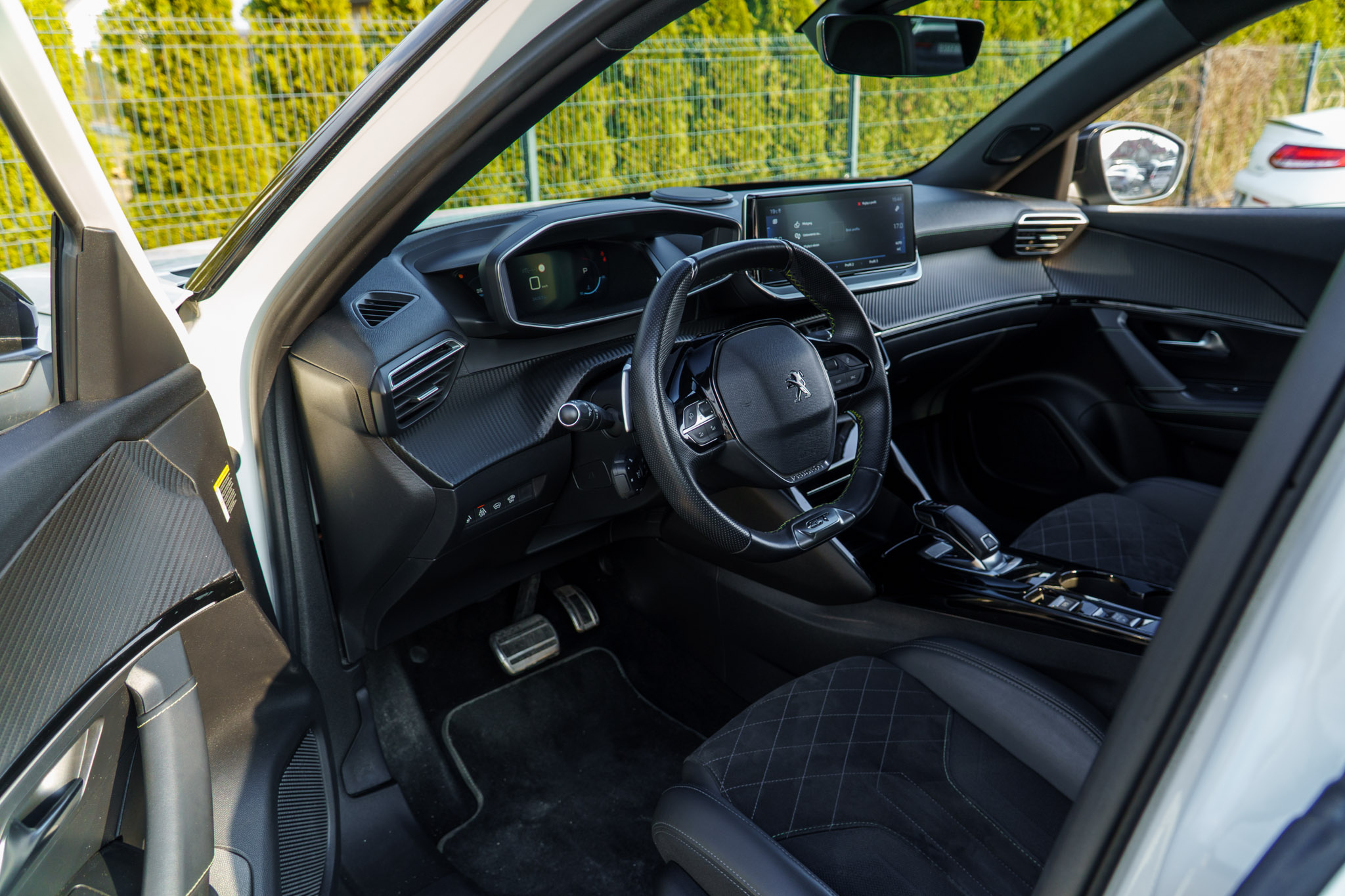peugeot-2008-bialy-2020-9