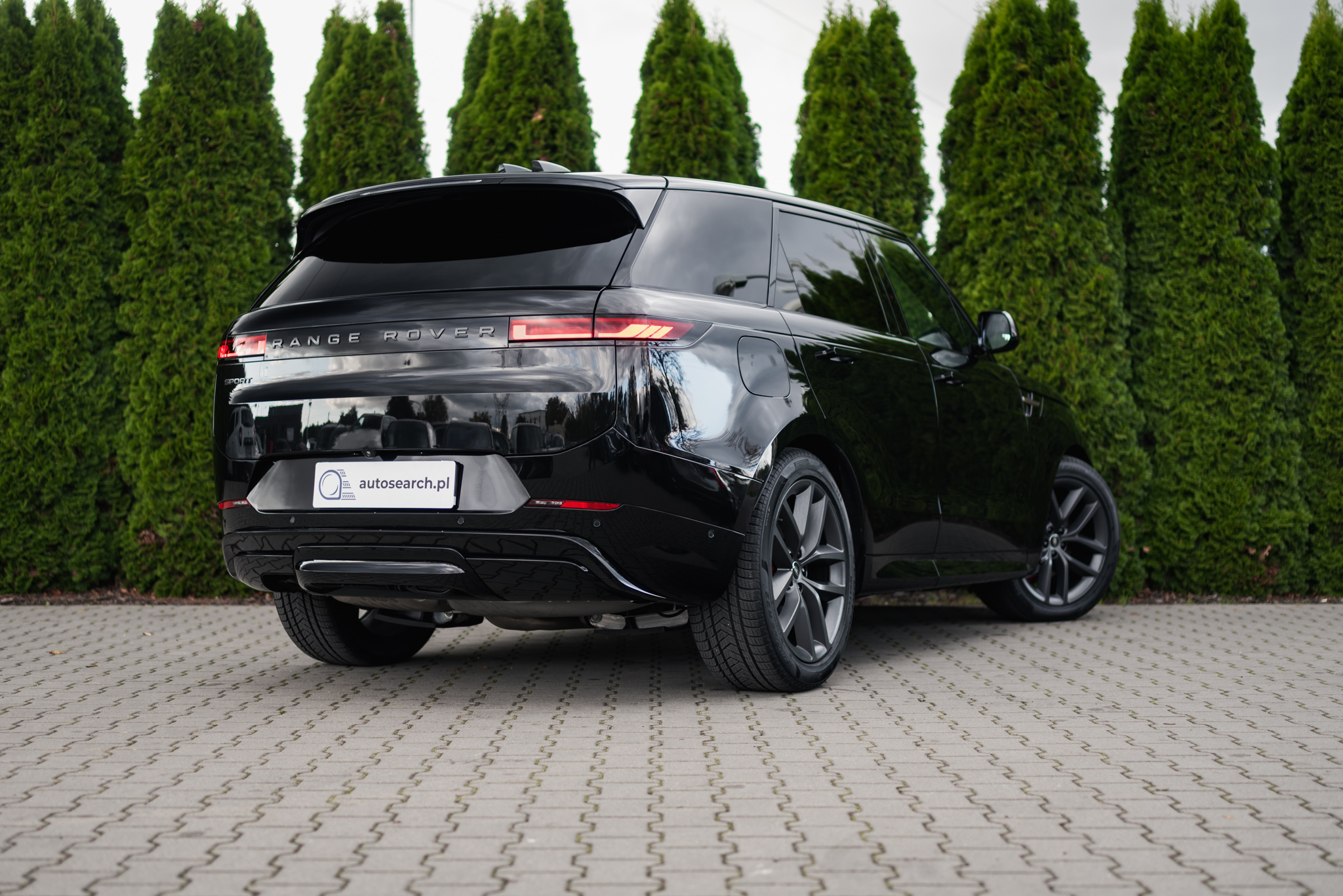 range-rover-sport-d300-dynamic-se-santorini-black-2025-4