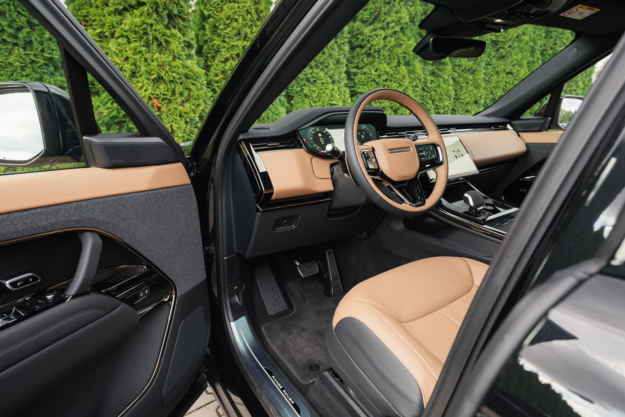 range-rover-sport-d300-dynamic-se-santorini-black-2025-9