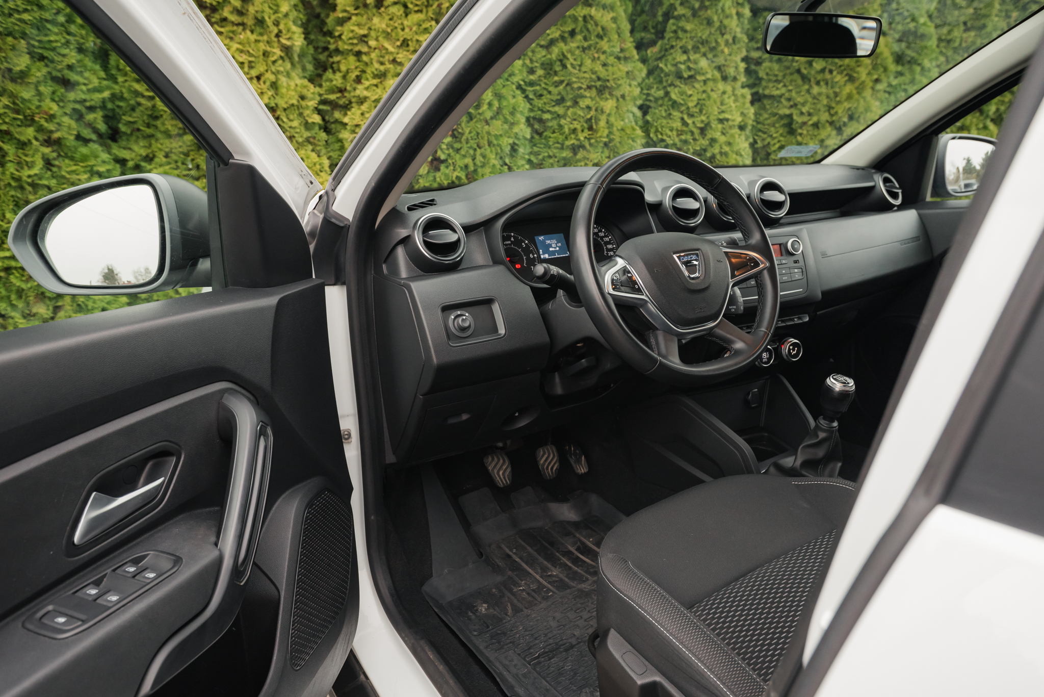 dacia-duster-1-5-dci-4wd-white-2021-9