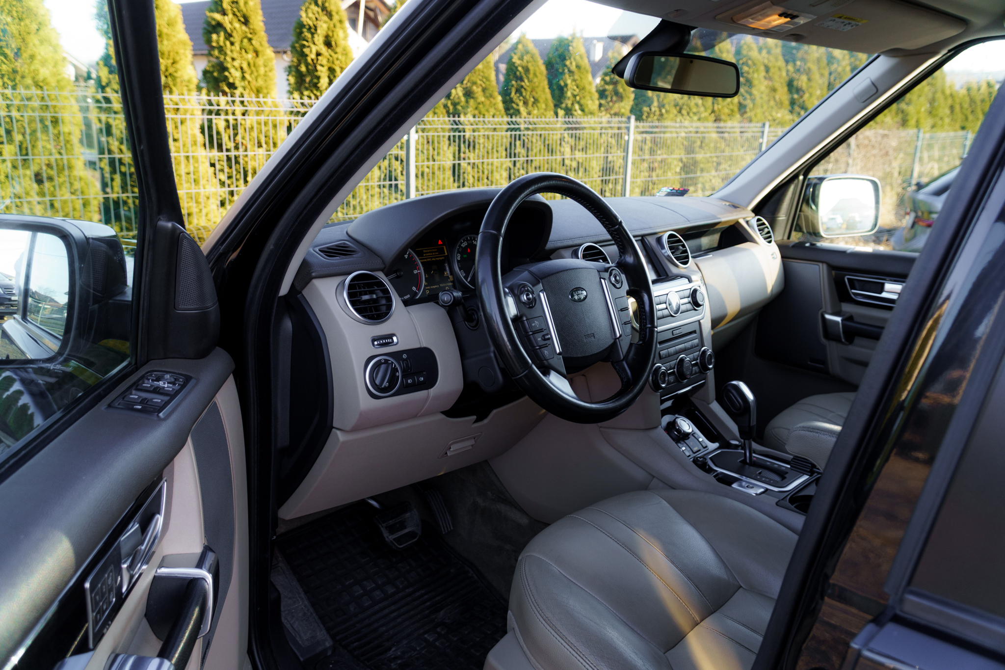 land-rover-discovery-4-2011-09