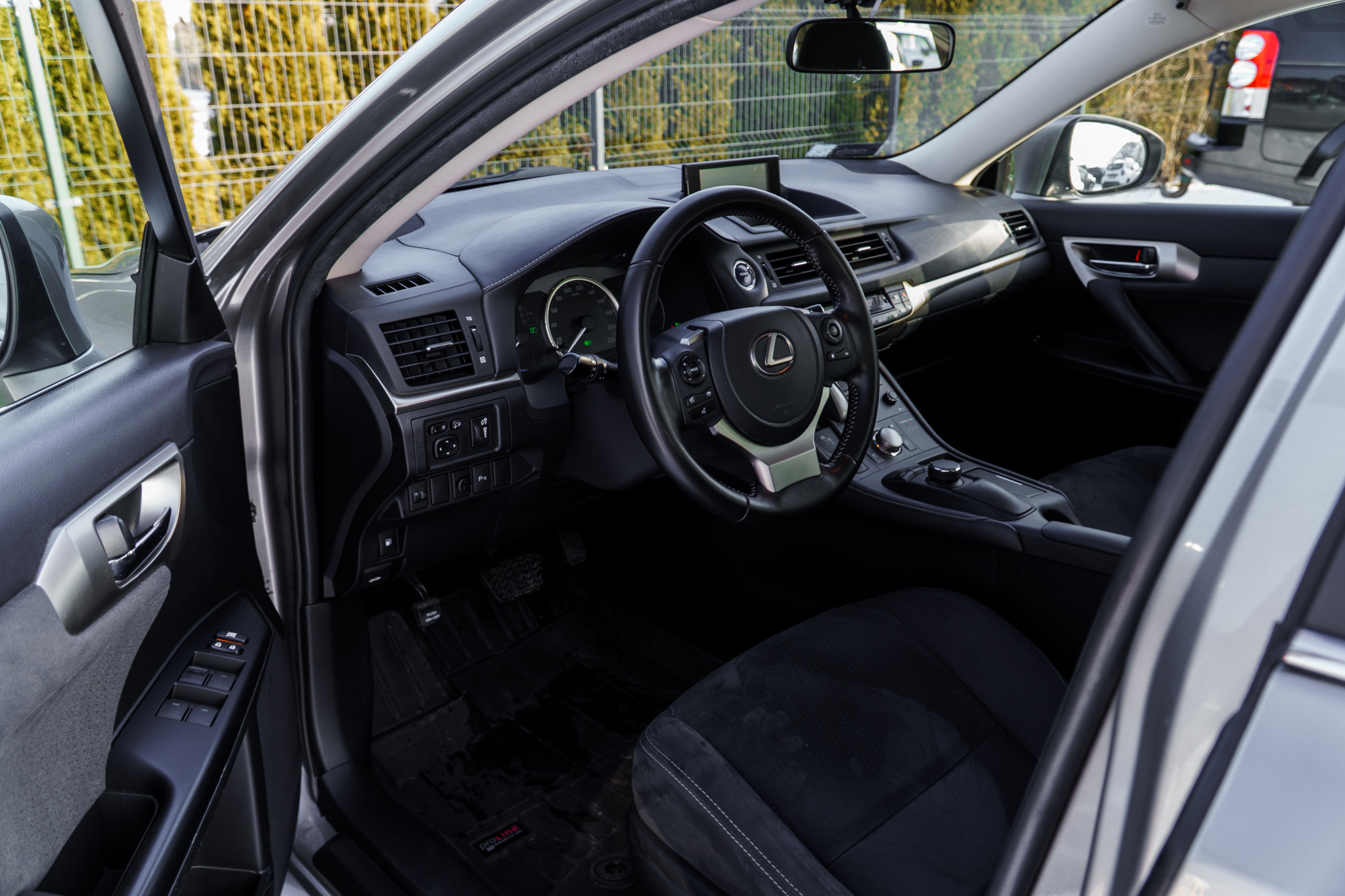 lexus-ct200h-srebrny-09