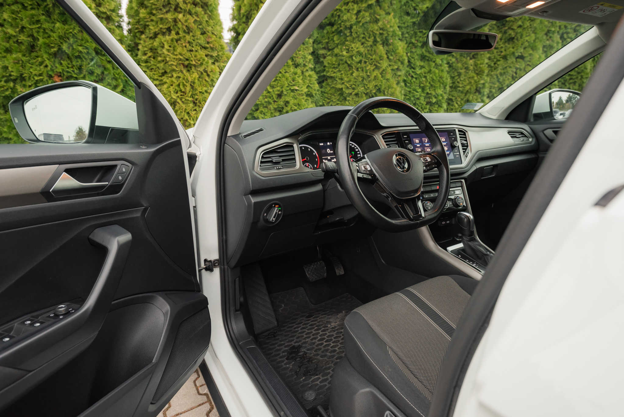 volkswagen-t-roc-tsi-dsg-white-9