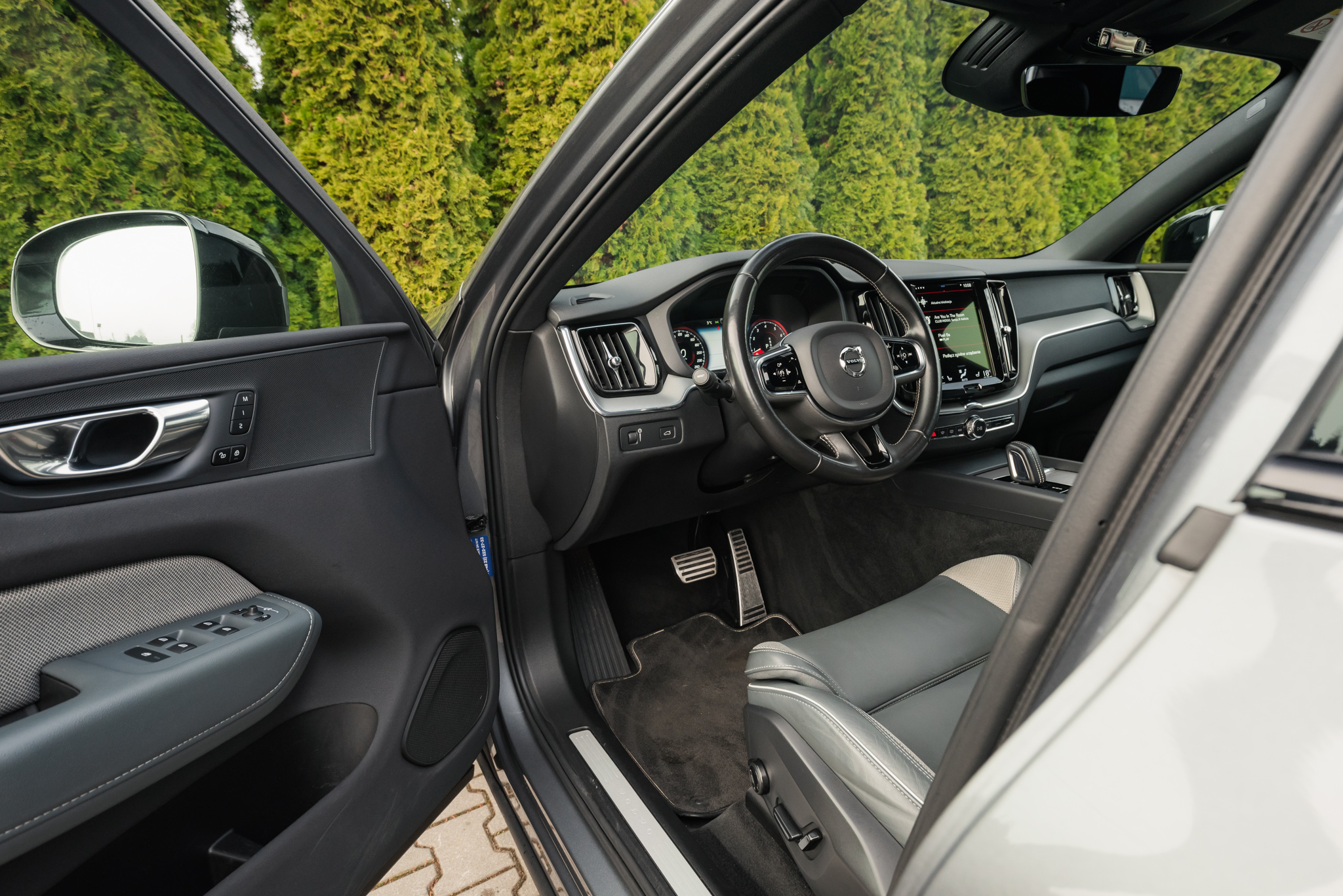 volvo-xc60-b4-osmium-grey-2021-9