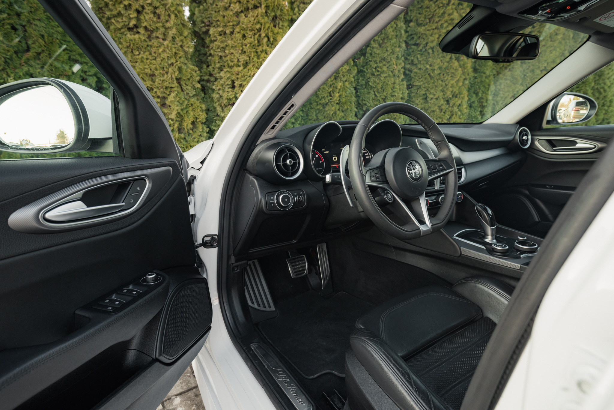 alfa-romeo-giulia-veloce-white-2016-9