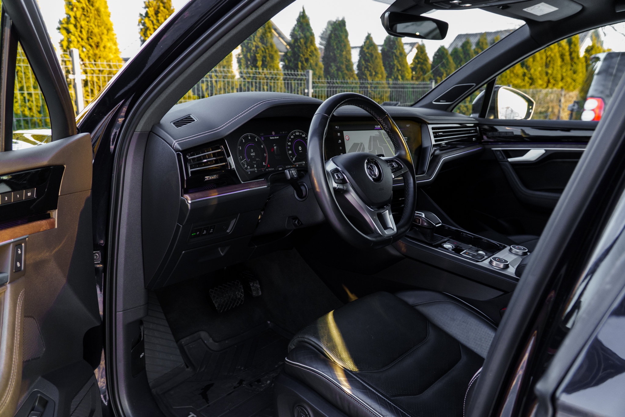 volkswagen-touareg-czarny-2019-09