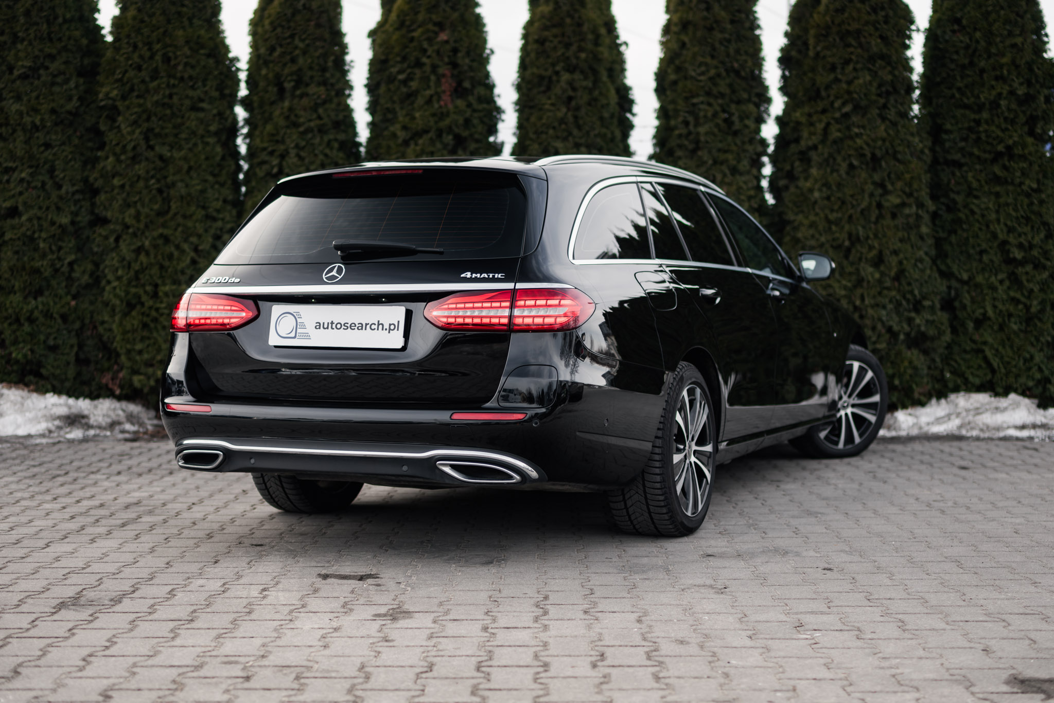 mercedes-benz-e300de-4matic-kombi-black-2020-4