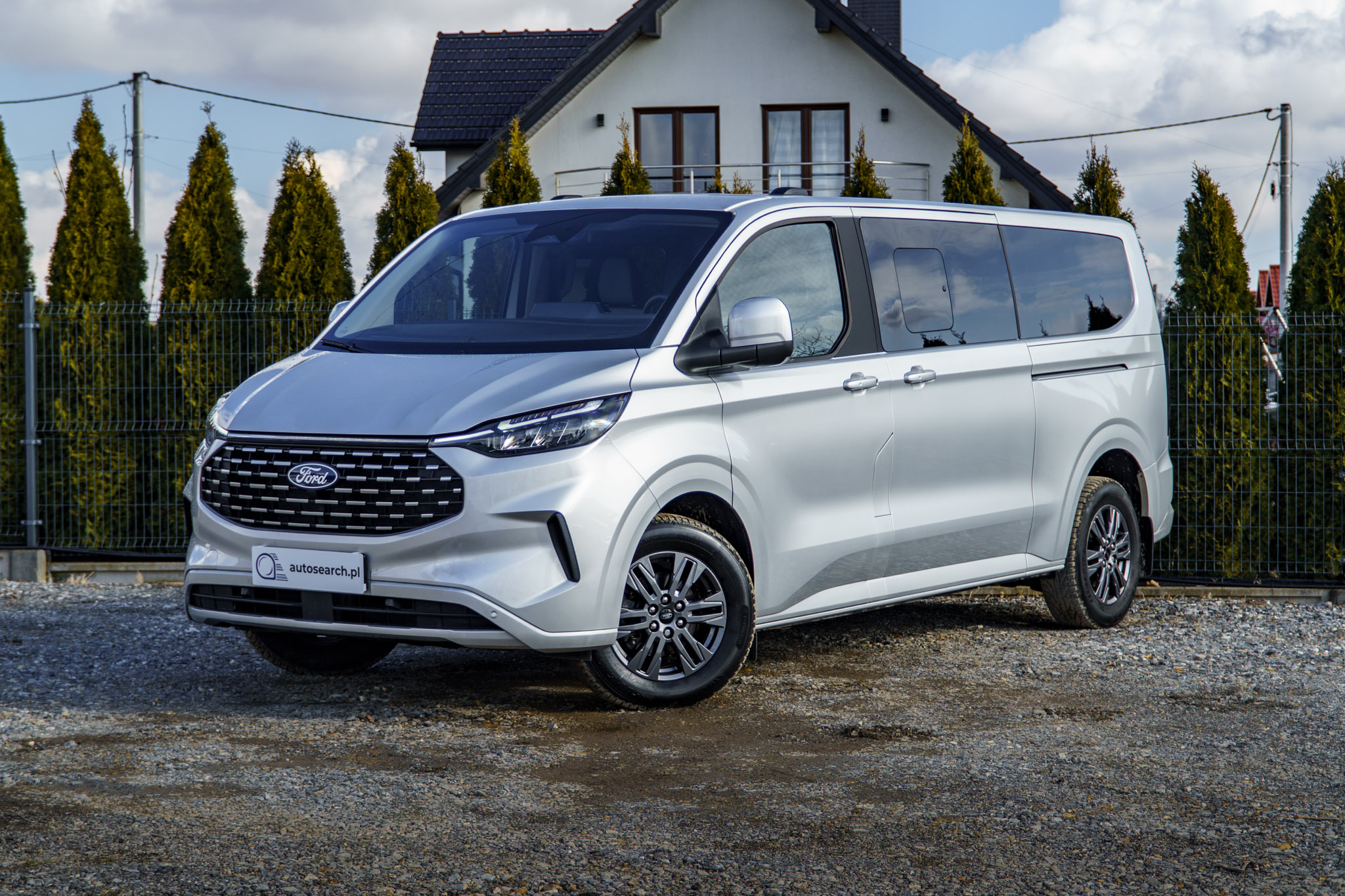 ford-tourneo-srebrny-2024-1