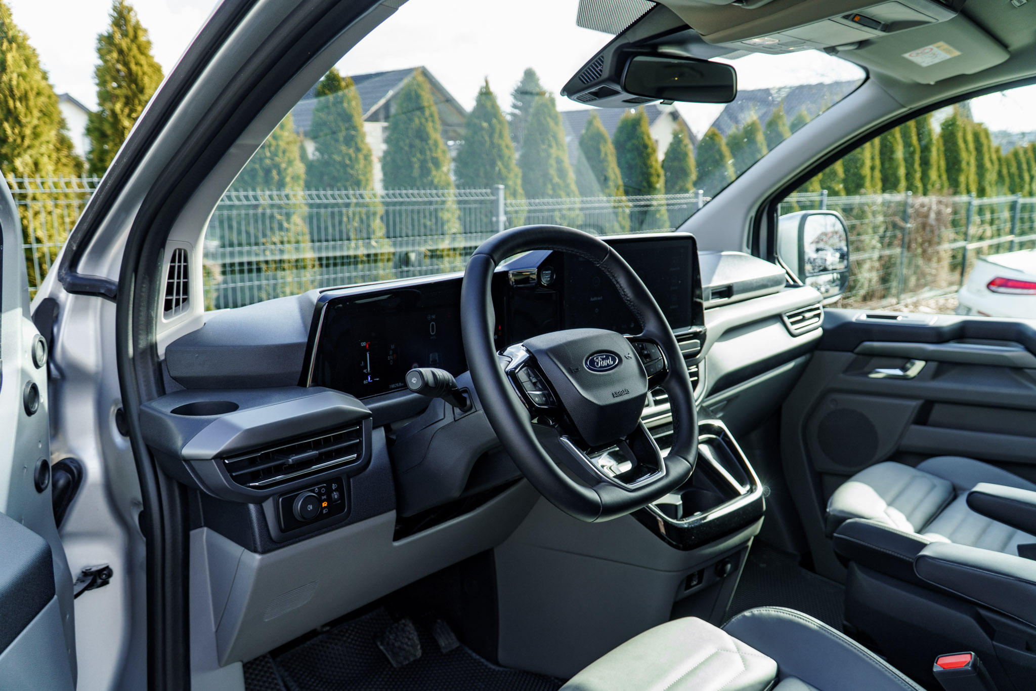 ford-tourneo-srebrny-2024-9