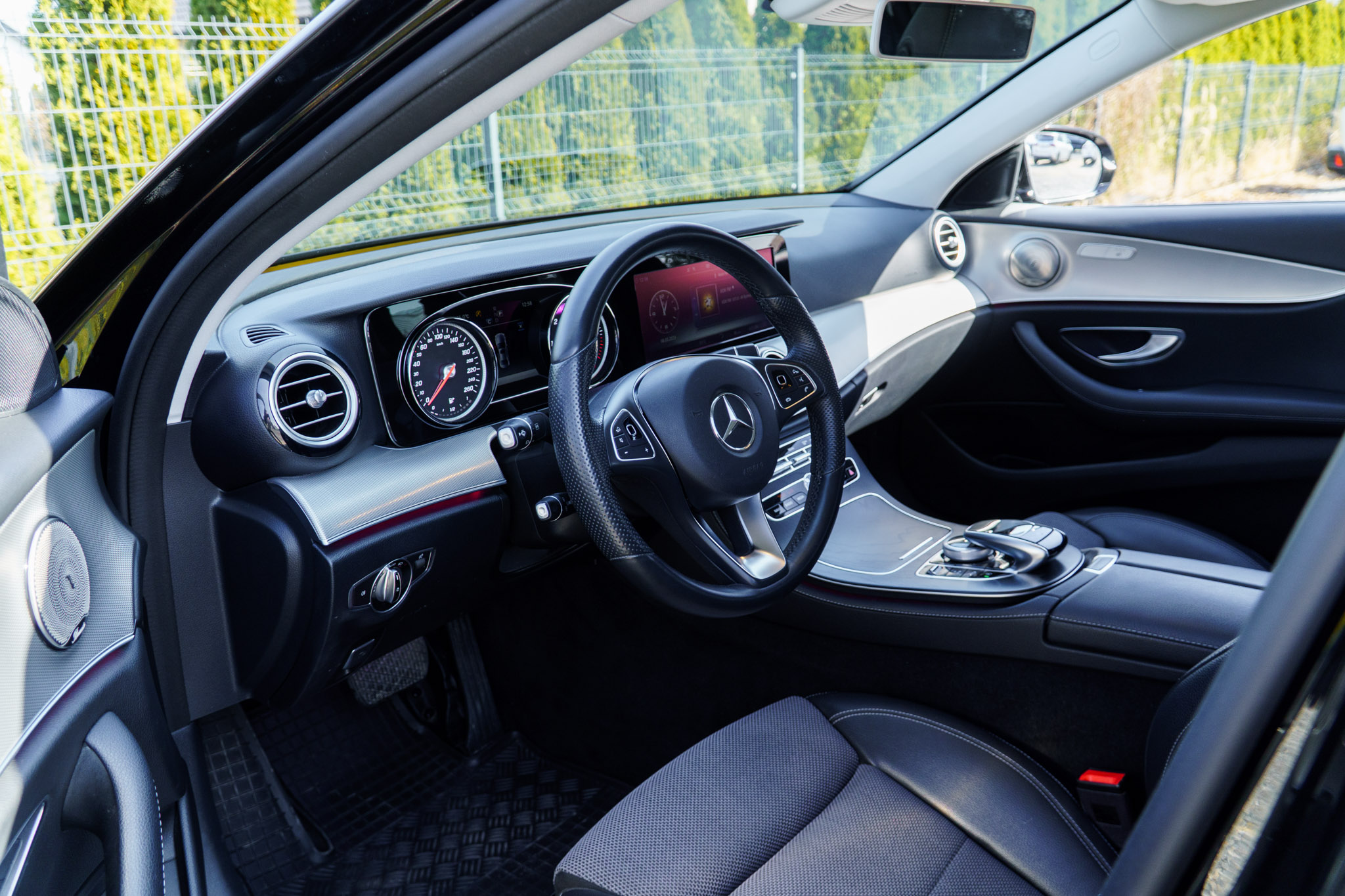 mercedes-e220d-czarny-2018-9