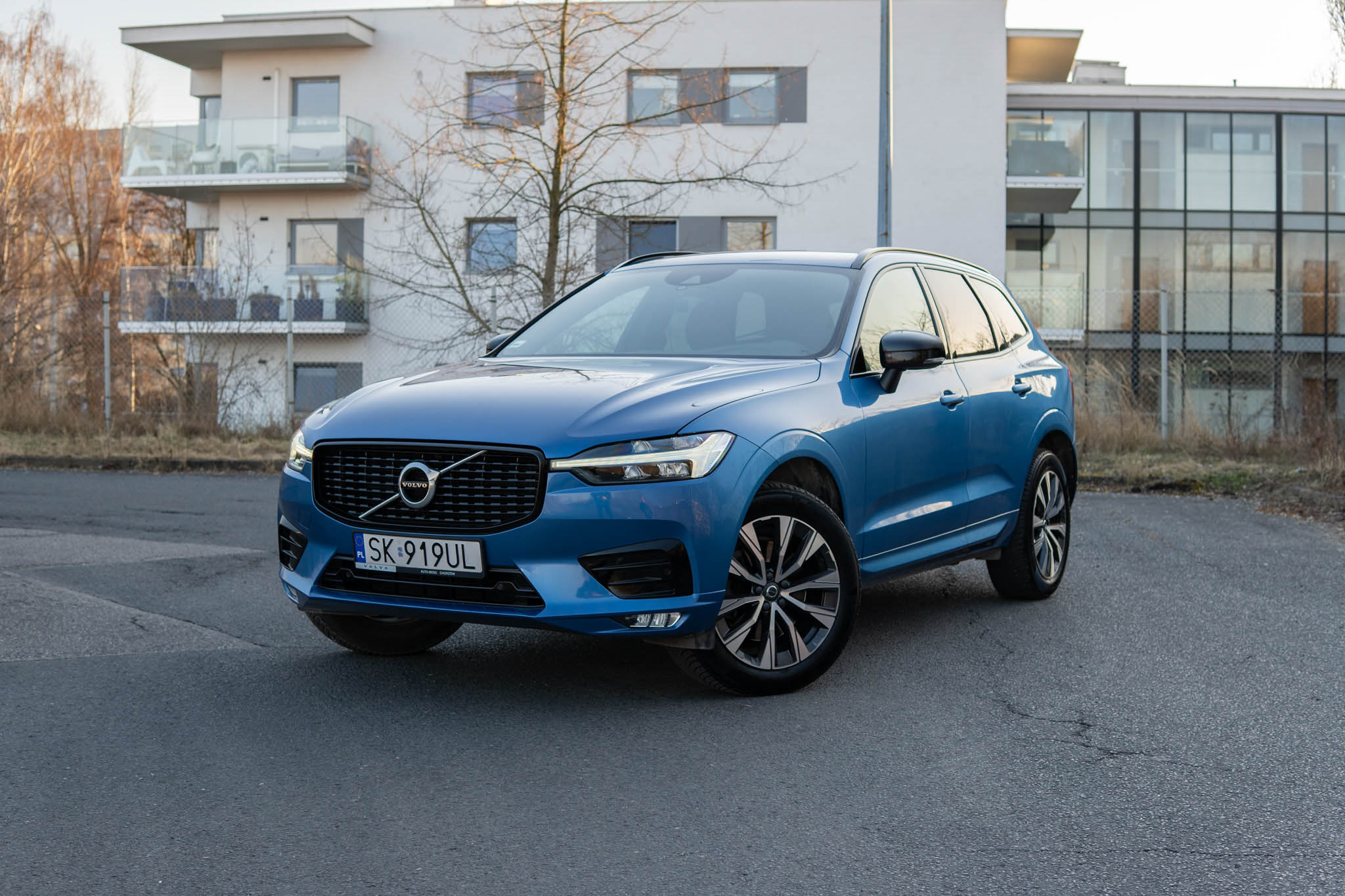 volvo-xc60-b4-d-awd-r-design-bursting-blue-2021-1