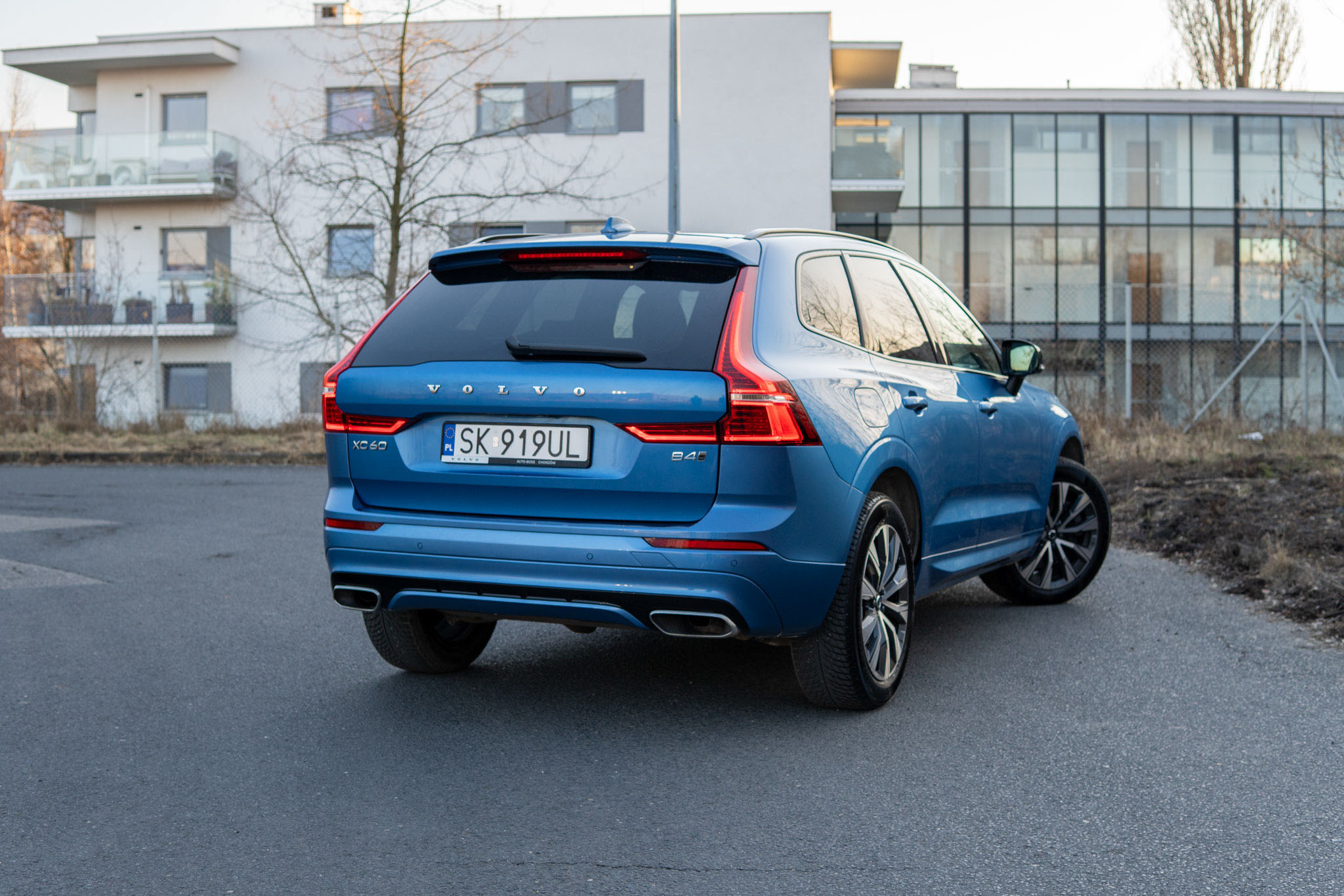 volvo-xc60-b4-d-awd-r-design-bursting-blue-2021-4