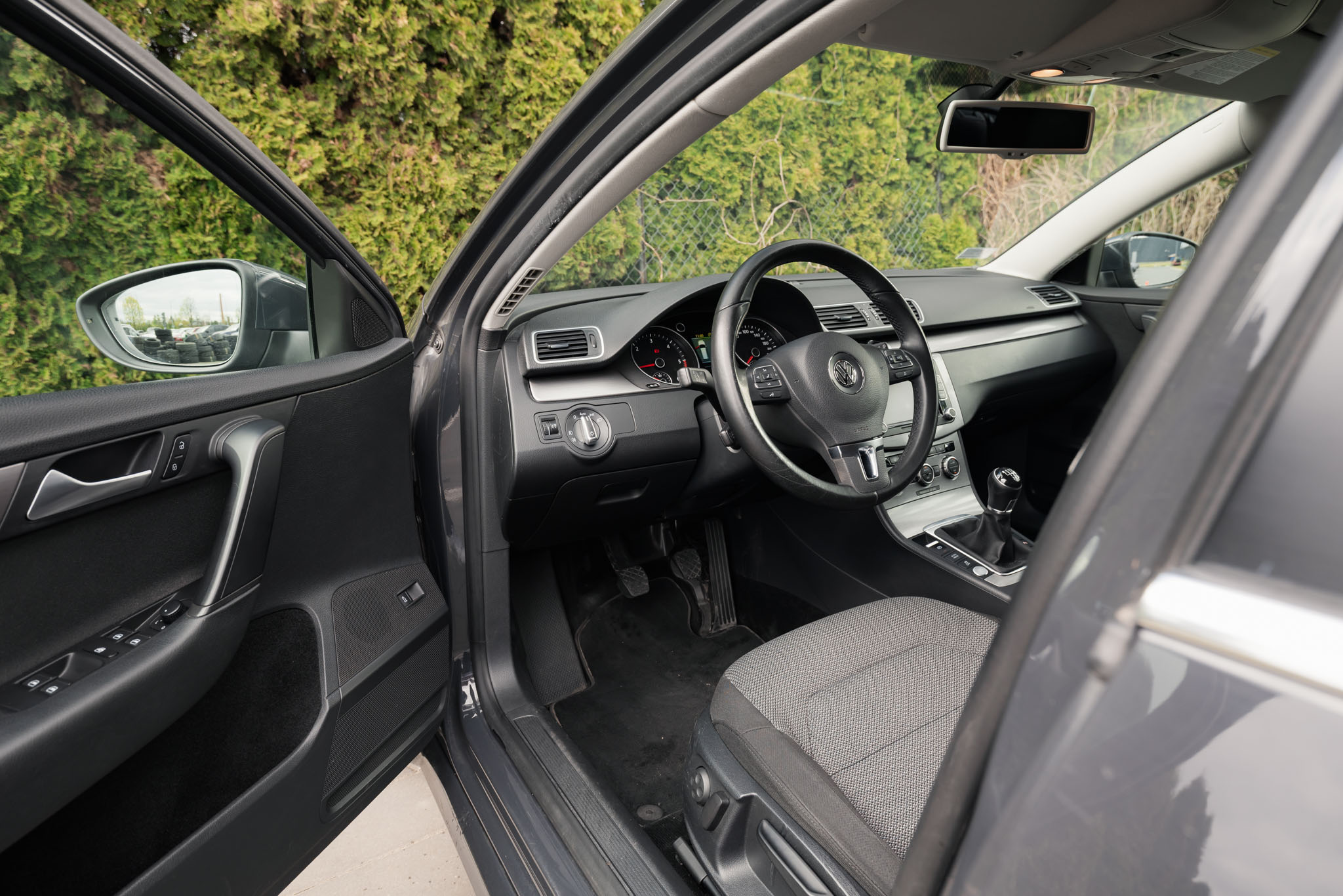 volkswagen-passat-variant-2-0-tdi-140-mt-grey-2014-10