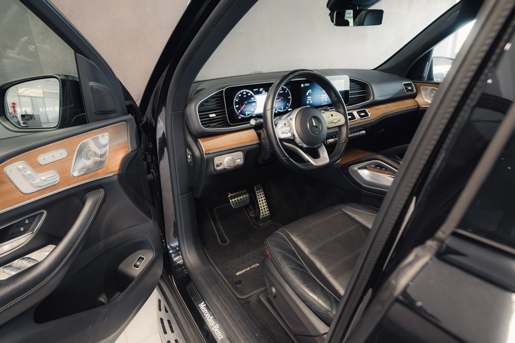 mercedes-benz-gls-400d-4matic-obsidian-black-2021-9