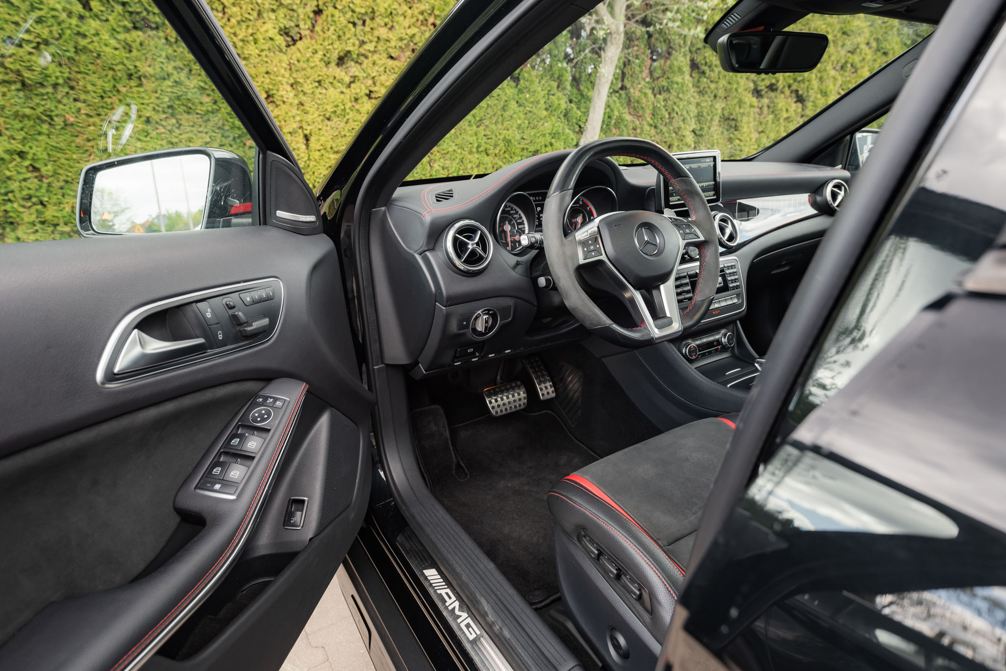 mercedes-gla-45-amg-edition-1-cosmos-black-2015-10