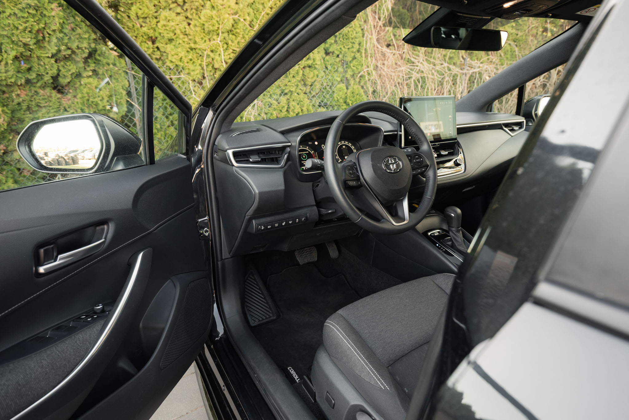 toyota-corolla-hev-black-2024-10