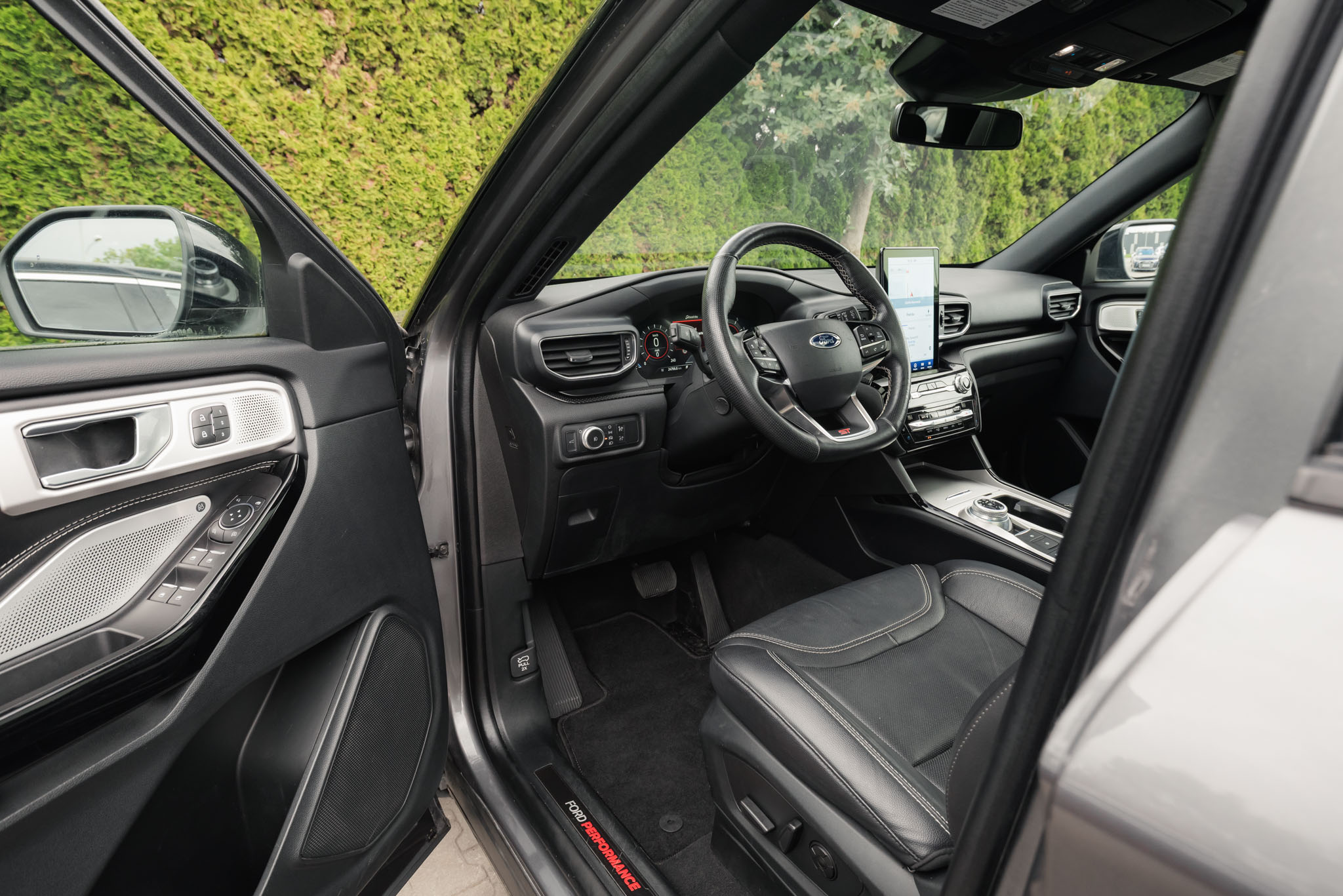 ford-explorer-st-carbonized-grey-2021-9