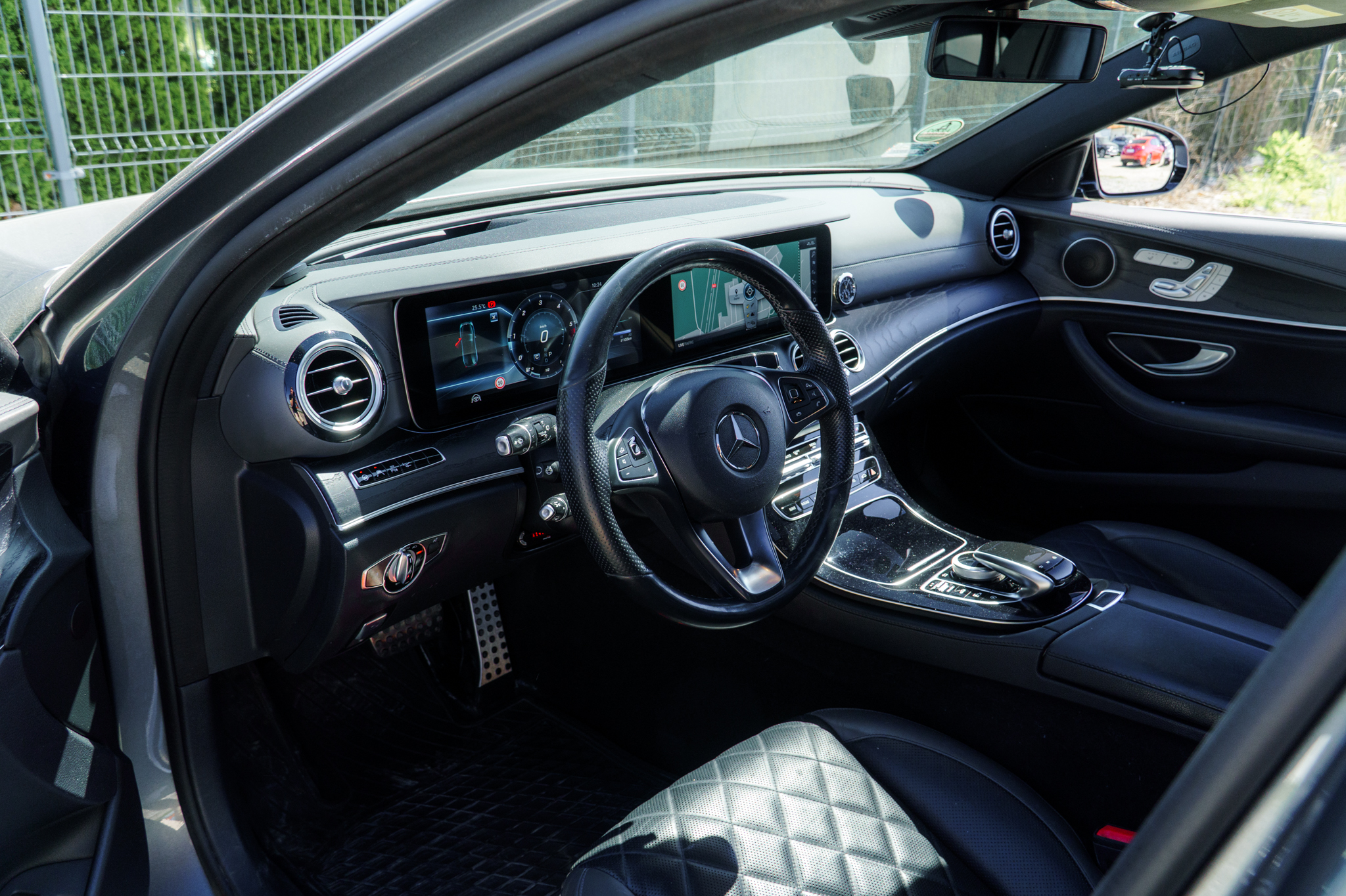 mercedes-e220d-4matic-szary-9