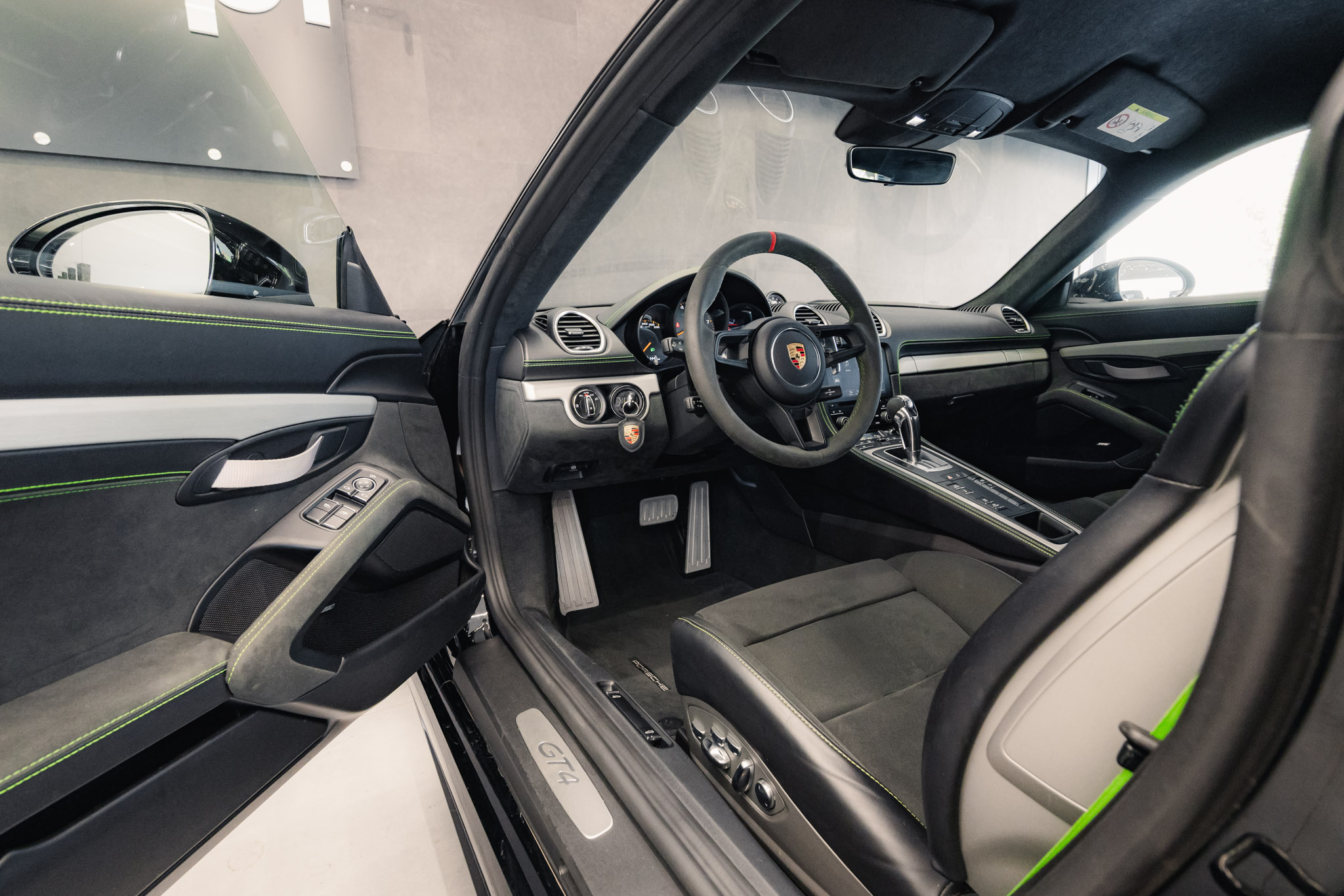 porsche-718-cayman-gt4-black-2021-9
